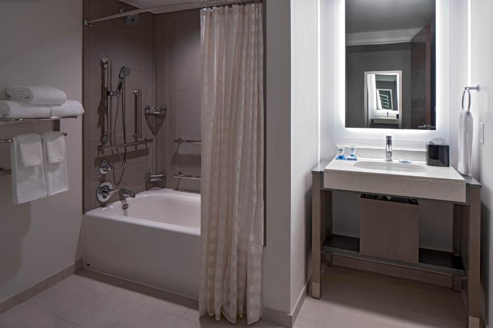 Den King Room with Tub - Disability Access interior